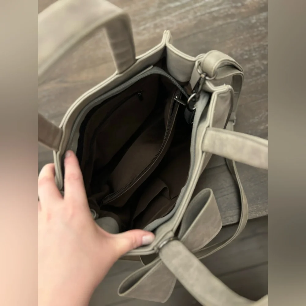 EUC Gray crossbody purse with bow - Picture 4 of 7